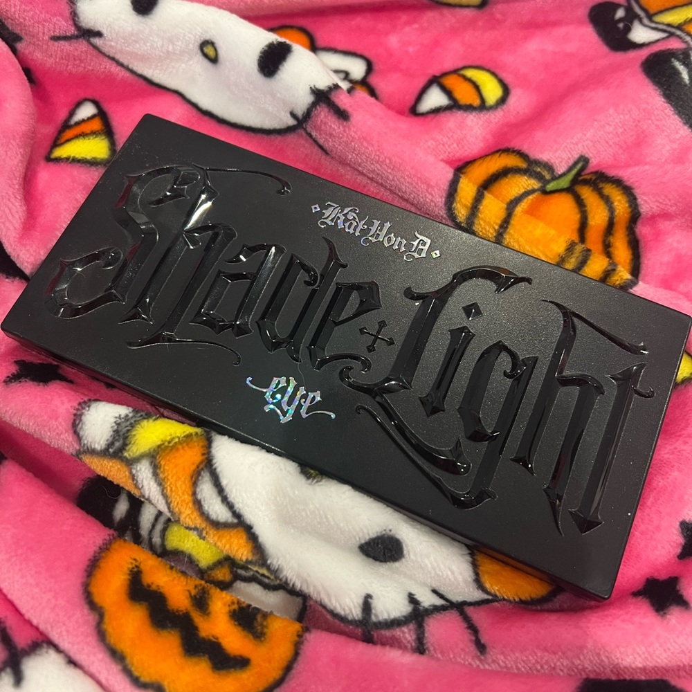 Kat Von D Shade + Light Glimmer Eye Contour Palette
